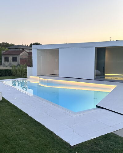 Villa Bilor Luxe: Piscina, Material Compuesto, Sombra, Jardín, Paisajismo, Inmuebles, Villa, Diseño, Yarda, Recurso