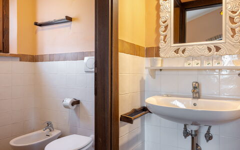 Il Giuncheto, Pool, Amazing View, Umbrian Countrys: Arreglo De Tubería, Madera, Diseño De Interiores, Baño, Piso, Lavabo Del Baño, Suelo, Lavabo, Grifo, Plomería