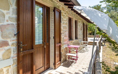 Il Giuncheto Apartments, Pool, Umbrian Countryside: Madera, Puerta, Inicio De La Puerta, Cabaña, Porche, Madera Dura, Manchas De Madera, Sombra, Maceta, Yarda