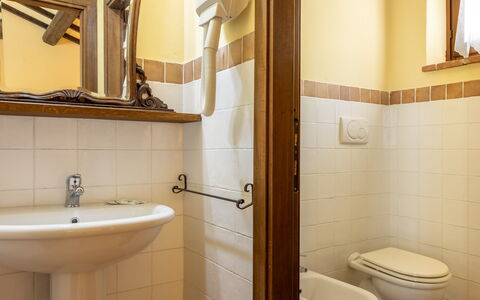 Il Giuncheto Apartments, Pool, Umbrian Countryside: Madera, Piso, Diseño De Interiores, Suelo, Arreglo De Tubería, Baño, Lavabo Del Baño, Plomería, Habitación, Grifo