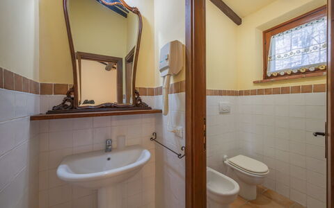 Il Giuncheto Apartments, Pool, Umbrian Countryside: Arreglo De Tubería, Madera, Diseño De Interiores, Baño, Piso, Suelo, Lavabo Del Baño, Plomería, Grifo, Habitación