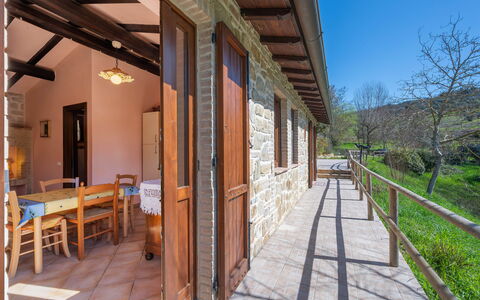 Il Giuncheto Apartments, Pool, Umbrian Countryside: Madera, Puerta, Cabaña, Madera Dura, Manchas De Madera, Cocina Y Comedor Mesa, Ladrillo, Porche, Tablón, Casa De Campo