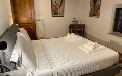 Borgo Antico, Pool, Barberino del Mugello: Habitación, Cama, Madera, Sábana, Lecho, Mueble, Diseño De Interiores, Marco De La Cama, Habitación, Suelo