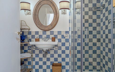 Residenza Rudalza: Diseño De Interiores, Piso, Suelo, Loseta, Arreglo De Tubería, Plomería, Diseño, Porcelana, Baño, Grifo