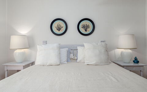 Residenza Rudalza: Cama, Mueble, Lecho, Habitación, Sábana, Linos, Diseño De Interiores, Textil, Arrojar La Almohada, Encendiendo