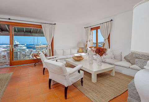 Residenza Rudalza: Mueble, Mesa, Suelo, Silla, Piso, Sofá, Departamento, Sala, Cocina Y Comedor Mesa