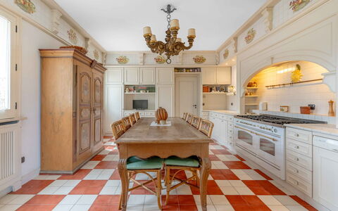Villa Polistena: Diseño De Interiores, Piso, Cocina, Suelo, Mueble, Madera, Techo, Mostrador, Gabinetes, Encendiendo