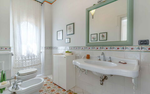Villa Polistena: Diseño De Interiores, Piso, Arreglo De Tubería, Suelo, Lavabo, Lavabo Del Baño, Baño, Loseta, Grifo, Plomería