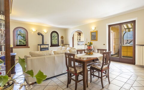 Dimora Lali: Mueble, Diseño De Interiores, Piso, Techo, Mesa, Suelo, Habitación, Comedor, Encendiendo, Cocina Y Comedor Mesa
