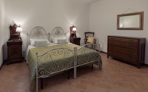 Villa Essiccatoio: Mueble, Cama, Diseño De Interiores, Habitación, Piso, Suelo, Madera, Techo, Lecho, Habitación