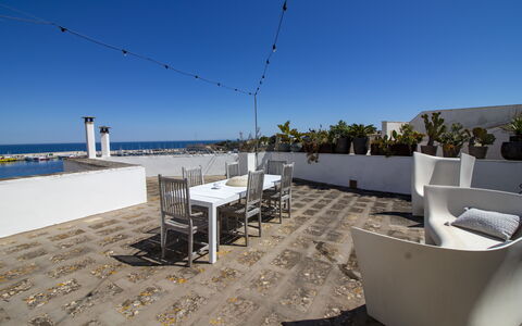 C-Home Historic House: Suelo, Mar, Oceano, Sombra, Hormigón, Mueble Para Exteriores, Silla, Recurso, Maceta