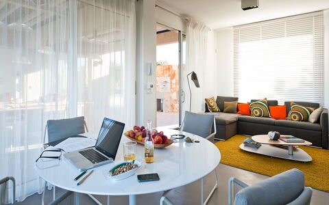 Villa Carovi: Mueble, Diseño De Interiores, Piso, Sofá, Suelo, Pared, Silla, Mesa, Sala, Techo