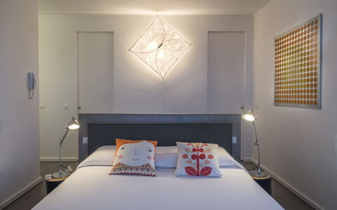 Villa Carovi: Mueble, Diseño De Interiores, Cama, Habitación, Pared, Techo, Lámpara, Sábana, Lecho, Suelo