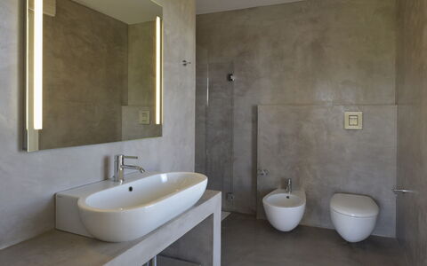Villa Carovi: Pared, Piso, Arreglo De Tubería, Baño, Suelo, Diseño De Interiores, Lavabo, Lavabo Del Baño, Grifo, Plomería