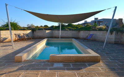 Villa Carovi: Piscina, Material Compuesto, Sombra, Losa, Hormigón, Mueble Para Exteriores, Loseta, Paisajismo, Patio Interior, Patio