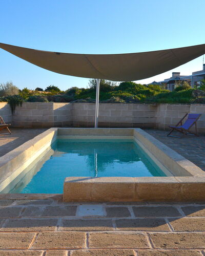 Villa Carovi: Piscina, Material Compuesto, Sombra, Losa, Hormigón, Mueble Para Exteriores, Loseta, Paisajismo, Patio Interior, Patio