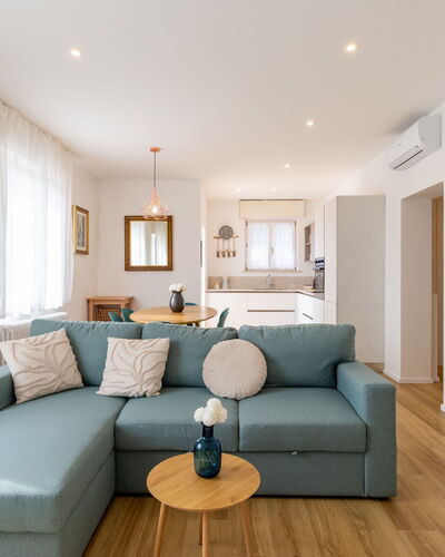Lago di Luce: Mueble, Diseño De Interiores, Piso, Sofá, Suelo, Habitación, Pared, Mesa, Madera, Sala