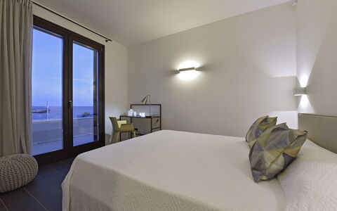 Villa Stornella: Diseño De Interiores, Madera, Piso, Suelo, Mueble, Habitación, Encendiendo, Techo, Habitación, Cama