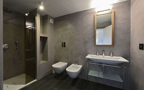 Villa Stornella: Arreglo De Tubería, Pared, Piso, Baño, Suelo, Diseño De Interiores, Lavabo, Plomería, Espejo, Grifo