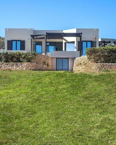 Villa Stornella: Cielo, Azul, Arquitectura, El Terreno Del Lote, Shrubland, Mansión, Villa