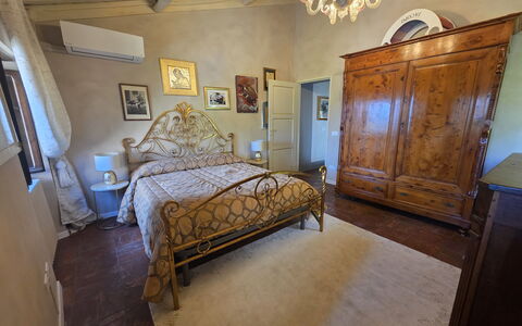 Il Casale di San Jacopo con Piscina Privata: Mueble, Pared, Habitación, Cama, Piso, Sábana, Lecho, Suelo, Linos, Diseño De Interiores