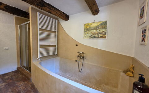 Il Casale di San Jacopo con Piscina Privata: Pared, Bañera, Piso, Suelo, Arreglo De Tubería, Plomería, Techo, Loseta, Grifo, Baño