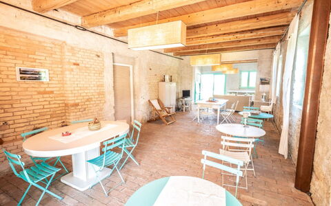 Villa Checco: Mueble, Madera, Silla, Diseño De Interiores, Mesa, Piso, Suelo, Restaurante, Cocina Y Comedor Mesa, Comedor