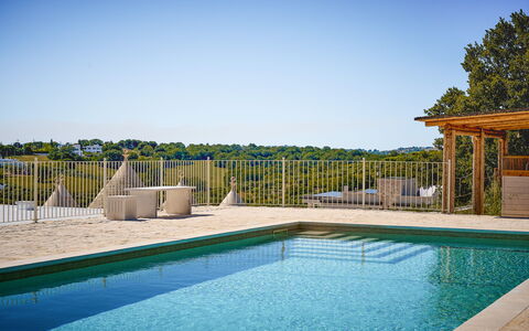 Trullo Emmebi Vista Valle D'Itria: Azul, Piscina, Mueble Para Exteriores, Material Compuesto, Recurso, Sombra, Eco Hotel, Cubierta, Sunlounger, Silla