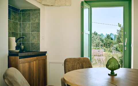 Trullo Emmebi Vista Valle D'Itria: Mueble, Diseño De Interiores, Silla, Habitación, Techo, Cocina Y Comedor Mesa, Manchas De Madera, Comedor, Lámpara, Madera Dura