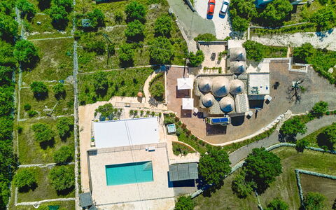 Trullo Miravista Valle D'Itria: Piscina, Vista Panorámica, Fotografía Aérea, Barrio Residencial, Paisaje, Recurso, Diseño Urbano, Inmuebles, Paisajismo, Suburbio