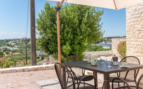 Trullo Miravista Valle D'Itria: Mueble, Mueble Para Exteriores, Silla, Mesa, Mesa Al Aire Libre, Cocina Y Comedor Mesa, Maceta, Patio, Mesa De Café, Jardín