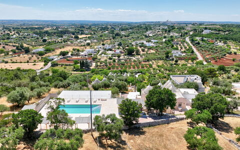 Trullo Miravista Valle D'Itria: Árbol, Barrio Residencial, Paisaje, Vista Panorámica, Fotografía Aérea, Inmuebles, Suburbio, Paisajismo, Piscina