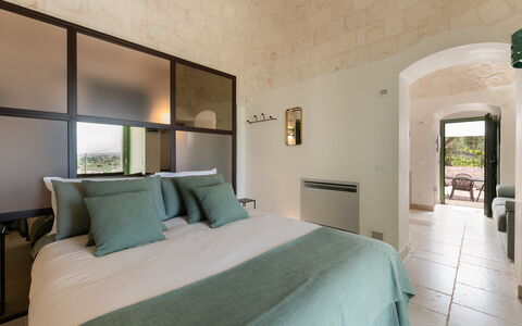 Trullo Miravista Valle D'Itria: Pared, Mueble, Diseño De Interiores, Piso, Techo, Encendiendo, Suelo, Habitación, Cama, Silla