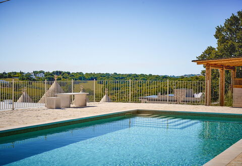 Trullo Emmebi Vista Valle D'Itria: Azul, Piscina, Mueble Para Exteriores, Material Compuesto, Recurso, Sombra, Eco Hotel, Cubierta, Sunlounger, Silla