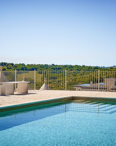 Trullo Emmebi Vista Valle D'Itria: Azul, Piscina, Mueble Para Exteriores, Material Compuesto, Recurso, Sombra, Eco Hotel, Cubierta, Sunlounger, Silla