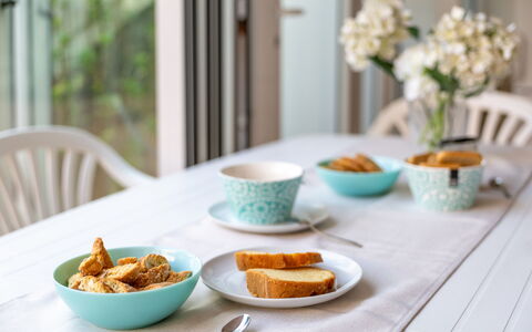 Veranda sul Conero: Vajilla, Utensilios Para Servir, Vajilla, Mesa, Mueble, Comida, Drinkware, Plato, Porcelana, Taza