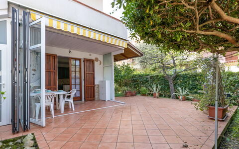 Veranda sul Conero: Porche, Sombra, Planta De Casa, Maceta, Balcón, Manchas De Madera, Estructura Al Aire Libre, Diseño, Eco Hotel, Yarda