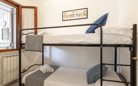 Veranda sul Conero: Habitación, Cama, Mueble, Lecho, Sábana, Diseño De Interiores, Marco De La Cama, Suelo, Linos, Litera