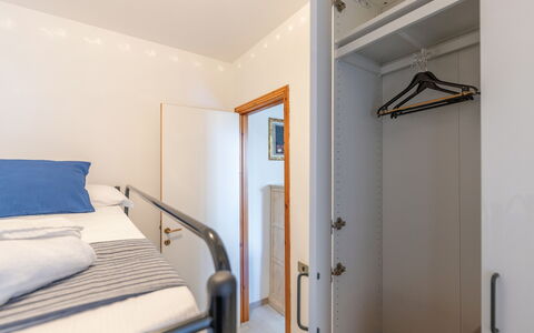 Veranda sul Conero: Mueble, Diseño De Interiores, Cama, Habitación, Pared, Suelo, Piso, Sábana, Madera, Techo