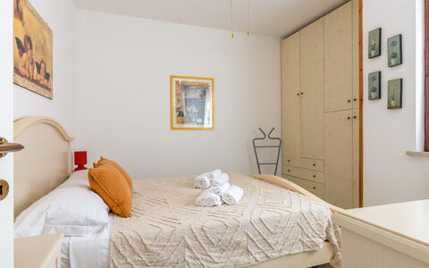 Veranda sul Conero: Mueble, Cama, Diseño De Interiores, Habitación, Pared, Lecho, Sábana, Habitación, Suelo, Madera