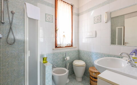 Veranda sul Conero: Baño, Arreglo De Tubería, Piso, Diseño De Interiores, Suelo, Lavabo Del Baño, Baño, Lavabo, Asiento Del Baño, Grifo