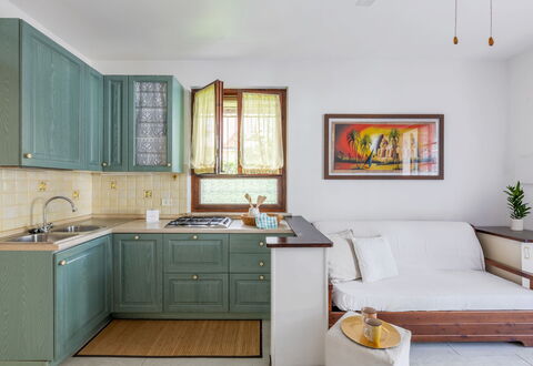 Veranda sul Conero: Mueble, Diseño De Interiores, Gabinetes, Piso, Madera, Cocina, Mostrador, Suelo, Aparato De Cocina, Habitación