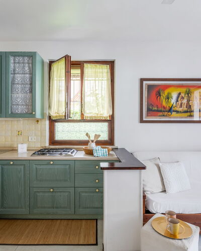 Veranda sul Conero: Mueble, Diseño De Interiores, Gabinetes, Piso, Madera, Cocina, Mostrador, Suelo, Aparato De Cocina, Habitación