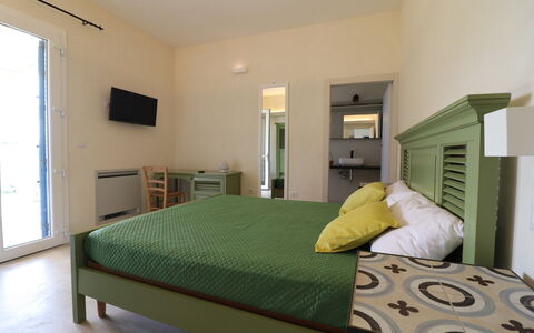 Elegante Villa Casale 50: Mueble, Cama, Diseño De Interiores, Habitación, Suelo, Piso, Madera, Sábana, Techo, Lecho