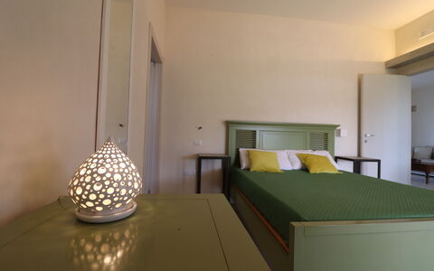 Elegante Villa Casale 50: Mueble, Diseño De Interiores, Cama, Suelo, Piso, Habitación, Pared, Madera, Techo, Habitación