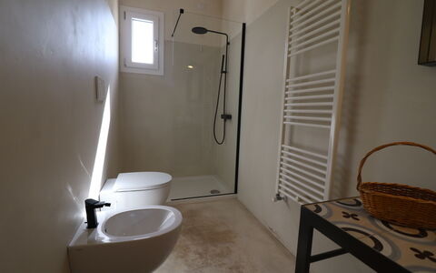 Elegante Villa Casale 50: Piso, Pared, Suelo, Arreglo De Tubería, Asiento Del Baño, Baño, Diseño De Interiores, Baño, Lavabo Del Baño, Plomería