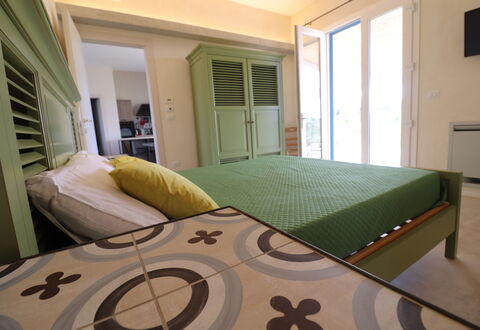 Elegante Villa Casale 50: Mueble, Cama, Habitación, Diseño De Interiores, Suelo, Piso, Madera, Sábana, Lecho, Habitación