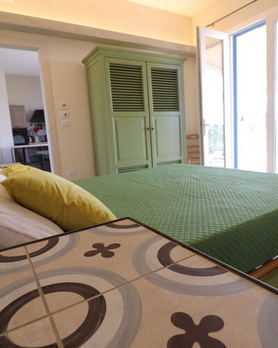 Elegante Villa Casale 50: Mueble, Cama, Habitación, Diseño De Interiores, Suelo, Piso, Madera, Sábana, Lecho, Habitación