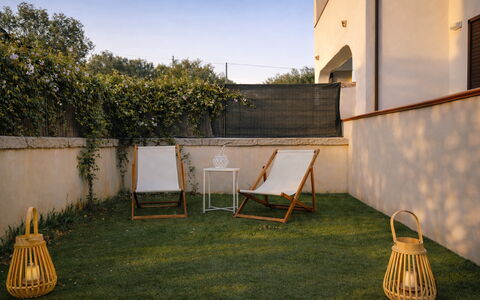 Appartamento Tamara, Budoni: Mueble, Mueble Para Exteriores, Silla, Jardín, Patio Interior, Sombra, Césped, Manchas De Madera, Yarda, Paisajismo