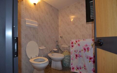 Appartamento Agrustos, Wifi, Ac: Arreglo De Tubería, Baño, Piso, Suelo, Diseño De Interiores, Asiento Del Baño, Lavabo, Baño, Plomería, Lavabo Del Baño